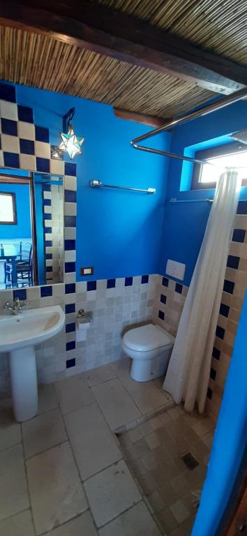 Koupelna v ubytování BLU SUITE COTTAGE SUL MARE e SWIMMING POOL