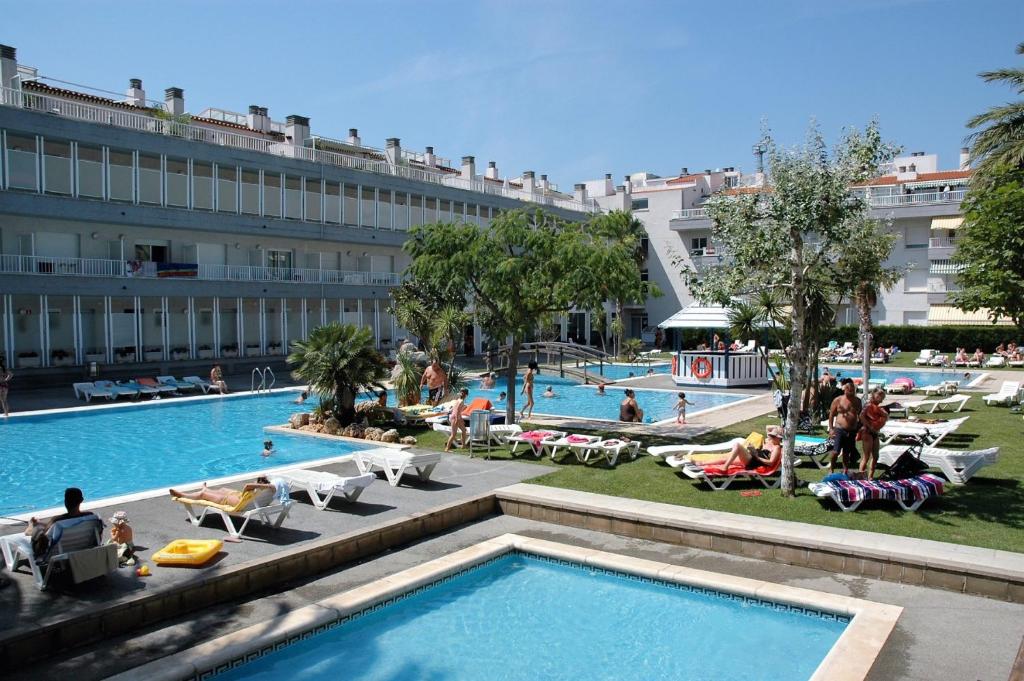 a hotel with a swimming pool and people sitting in chairs at ILLA MAR DOR 146 in L'Estartit