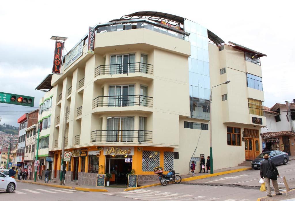 een gebouw op de hoek van een straat bij Hotel Mantas Cusco in Cuzco