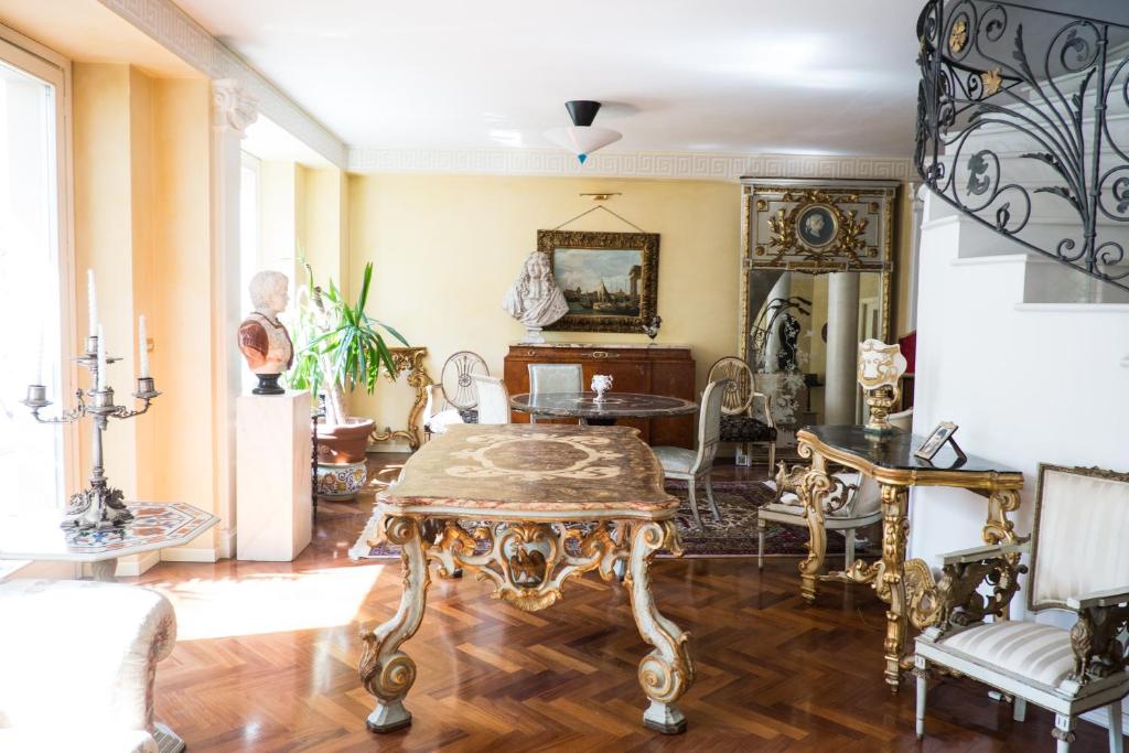 uma sala de estar com mesa e cadeiras em B&B Vela Sea em Civitanova Marche