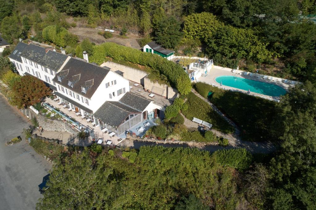 - une vue aérienne sur une maison avec une piscine dans l'établissement Logis Hôtel Restaurant Belle Rive, à Najac