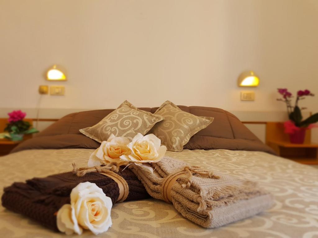Postel nebo postele na pokoji v ubytování HOTEL ROMANTICA