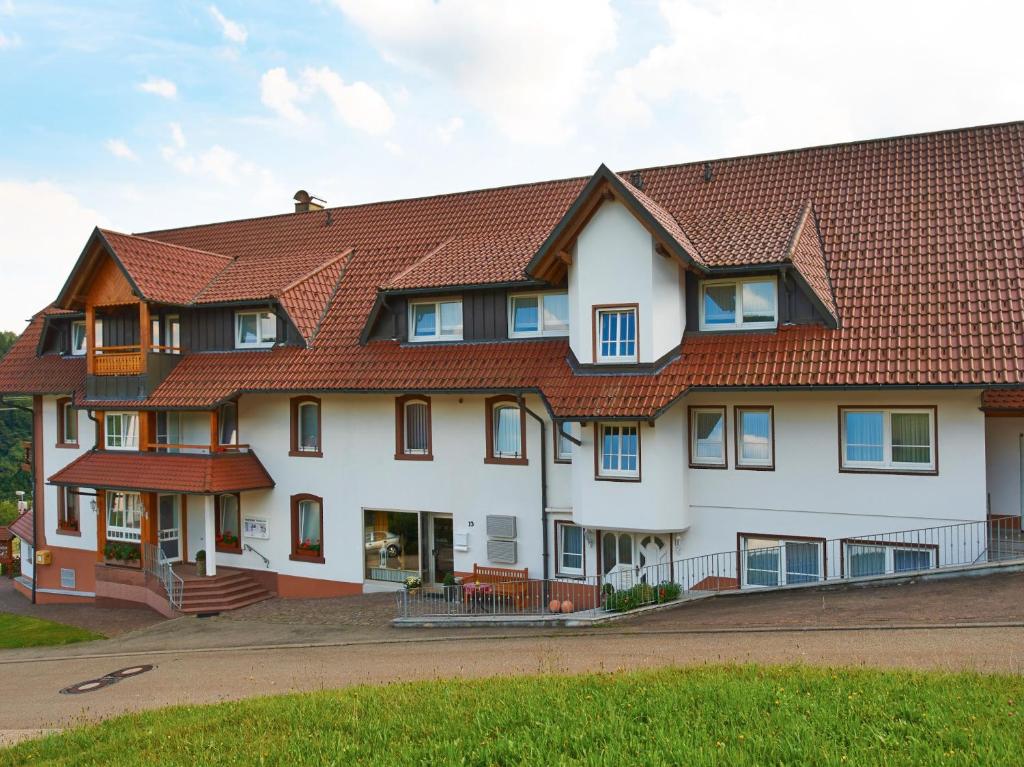 Pension Deutscher Hof في Oberbiederbach: بيت ابيض كبير بسقف احمر