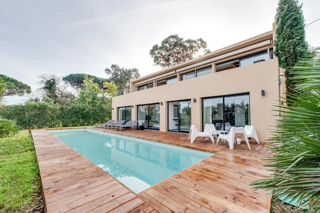 une maison avec une piscine et une terrasse dans l'établissement Villa Gaïa, à Saint-Tropez