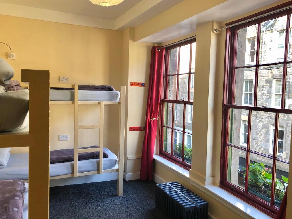 High Street Hostel tesisinde bir ranza yatağı veya ranza yatakları