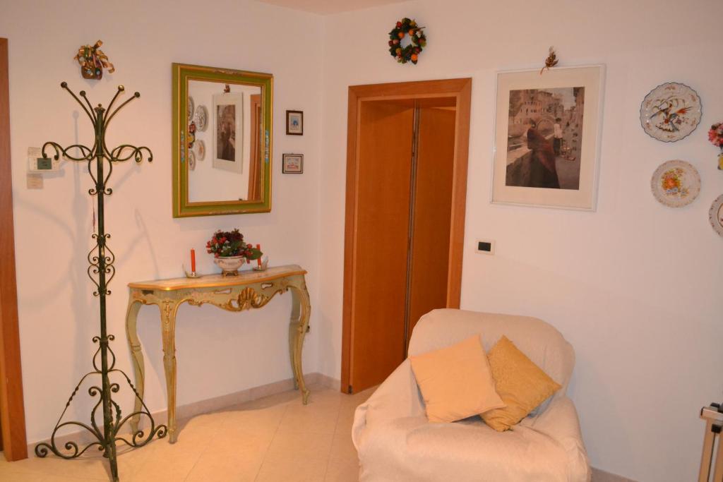 un soggiorno con divano e tavolo con sedia di Casetta a Venezia