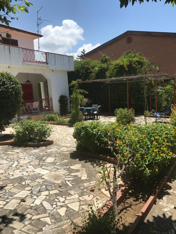 einen Garten vor einem Haus mit einer Terrasse in der Unterkunft Villa Sasà in Belvedere Marittimo