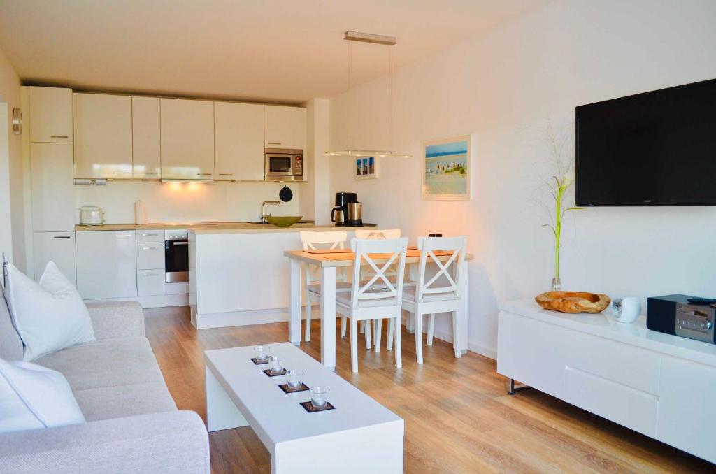 ein Wohnzimmer mit einem Sofa und einem Tisch in der Unterkunft Buhne 10 App Nr 26 max 2 Pers in Dierhagen