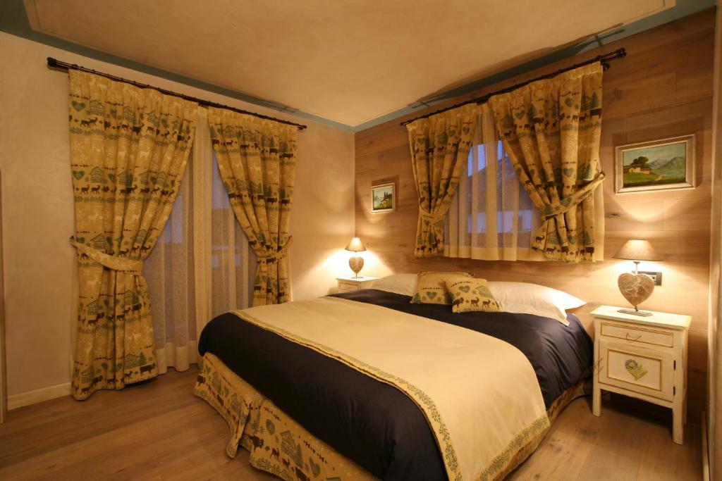 Łóżko lub łóżka w pokoju w obiekcie Hotel Letterario Locanda Collomb