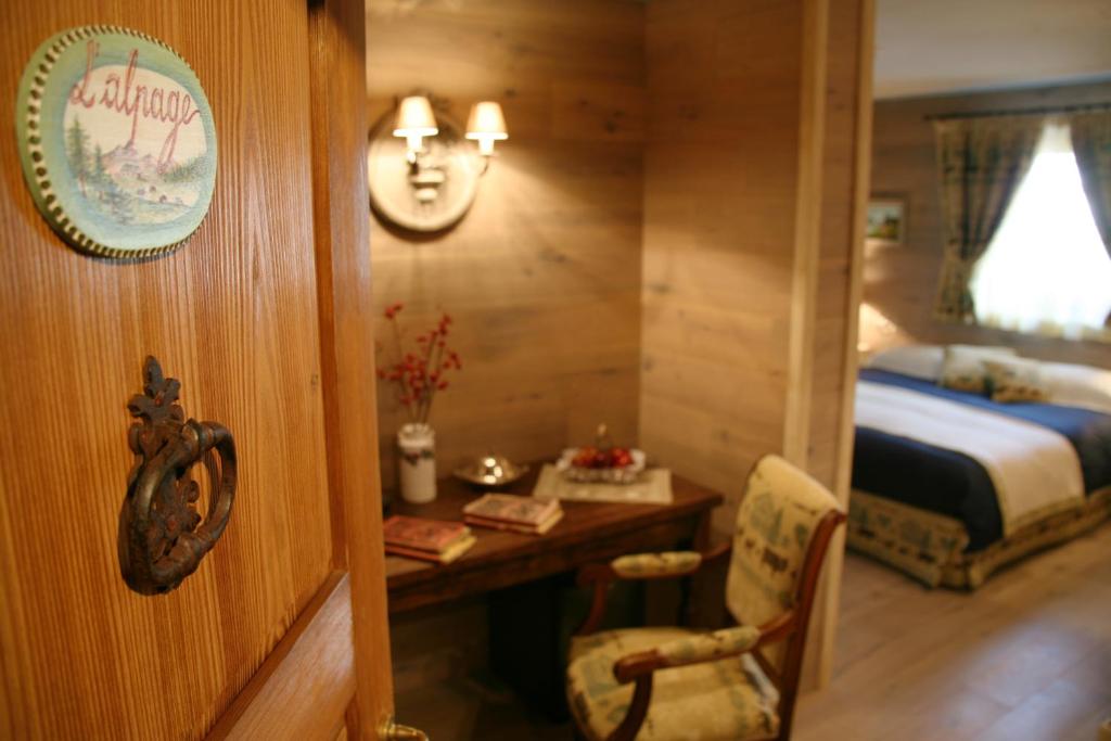 Łóżko lub łóżka w pokoju w obiekcie Hotel Letterario Locanda Collomb
