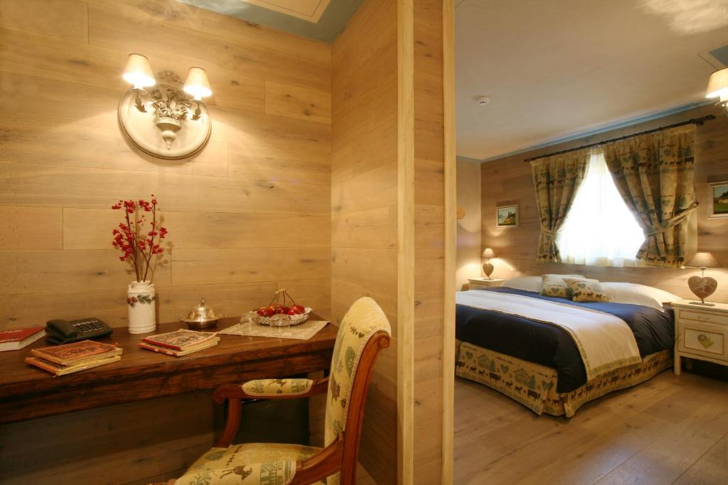 Łóżko lub łóżka w pokoju w obiekcie Hotel Letterario Locanda Collomb