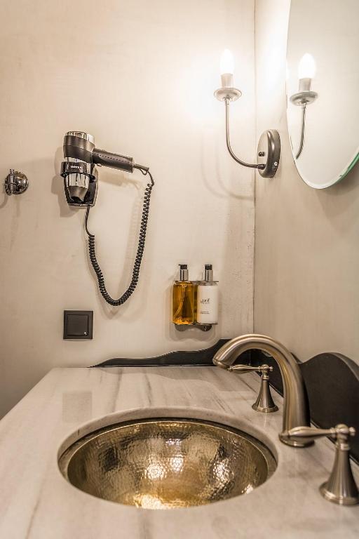 Ένα μπάνιο στο PomeGranate Suites