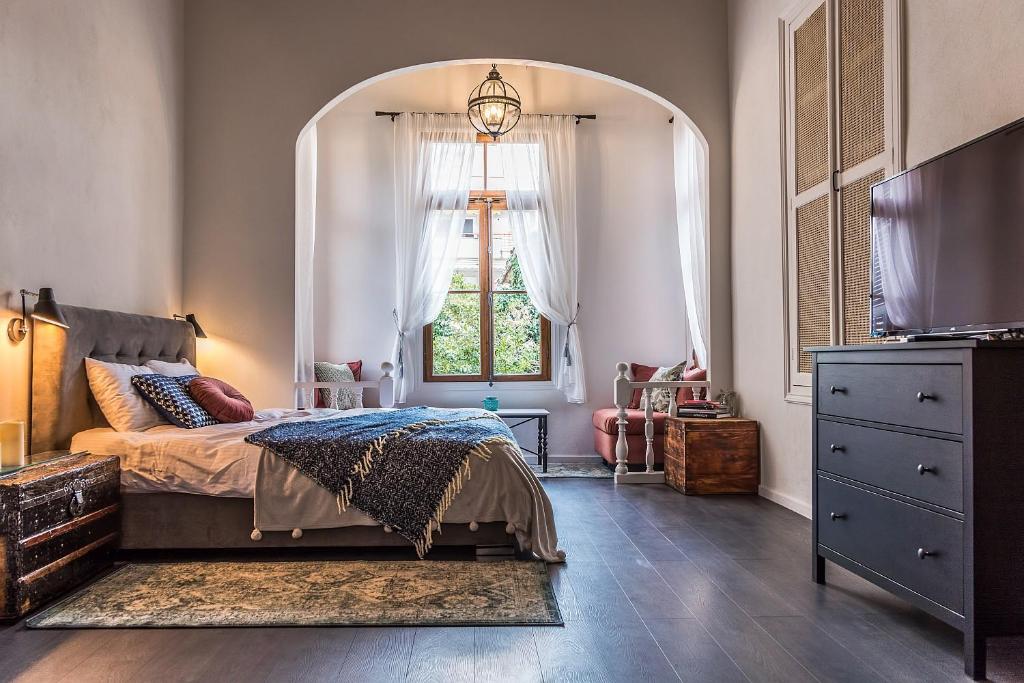 Ένα ή περισσότερα κρεβάτια σε δωμάτιο στο PomeGranate Suites
