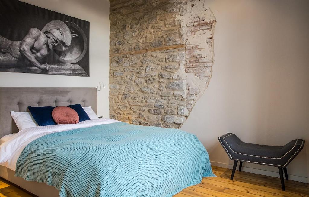 Ένα ή περισσότερα κρεβάτια σε δωμάτιο στο PomeGranate Suites