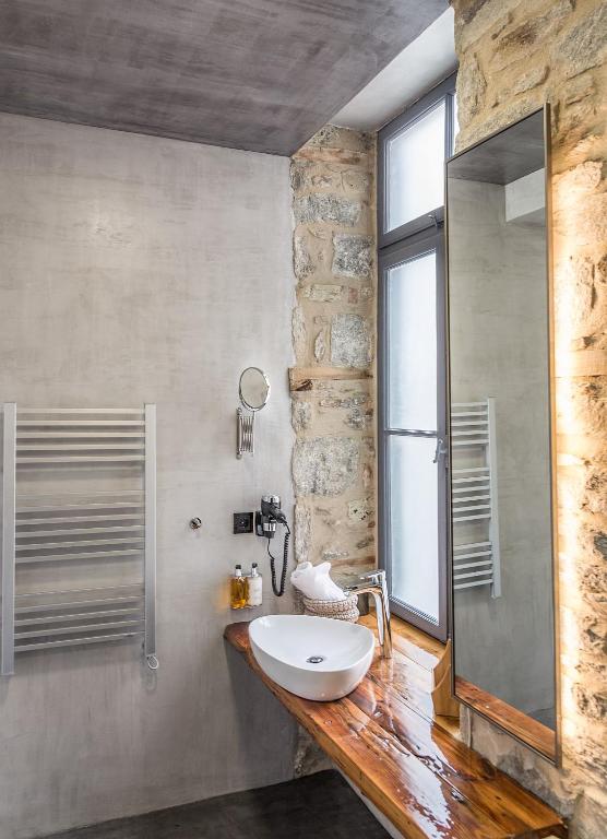 Ένα μπάνιο στο PomeGranate Suites