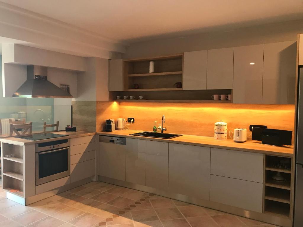 A kitchen or kitchenette at Marina View Luxury Home