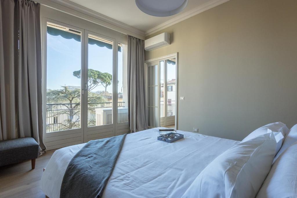um quarto com uma cama e uma grande janela em Residenza Il Conte Rosso em Florença