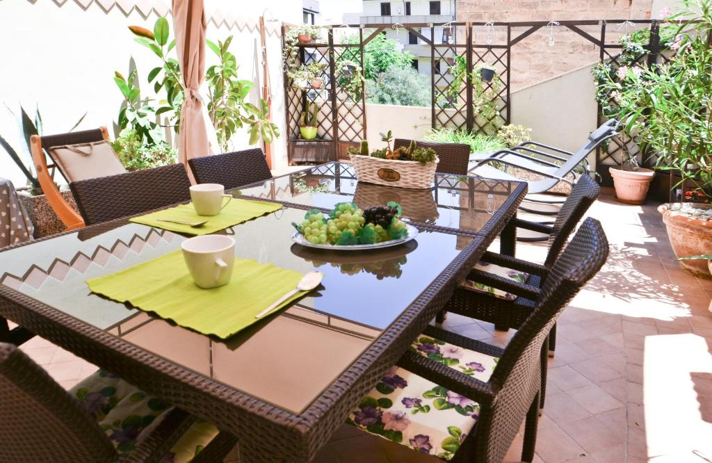 アルゲーロにあるLa casa di Tizianaの- パティオ(テーブル、椅子、フルーツボウル付)