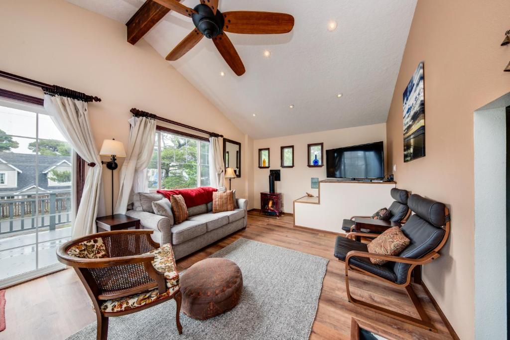 a living room with a ceiling fan and a couch at Shore Pine Hideaway in Lincoln City