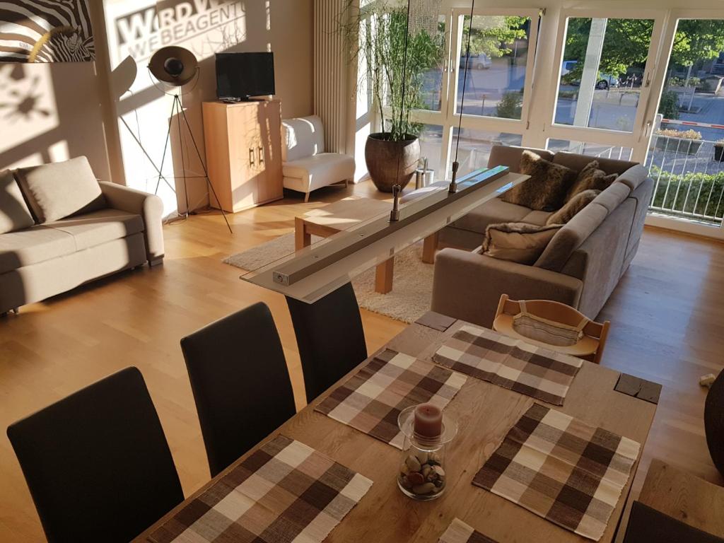 ein Wohnzimmer mit einem Sofa und einem Tisch in der Unterkunft Tillyhome in Nürnberg