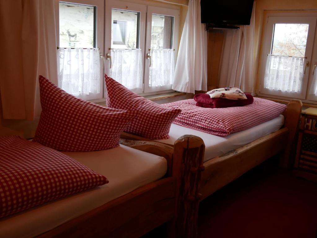 two beds sitting in a room with windows at Western-Inn in Klipphausen