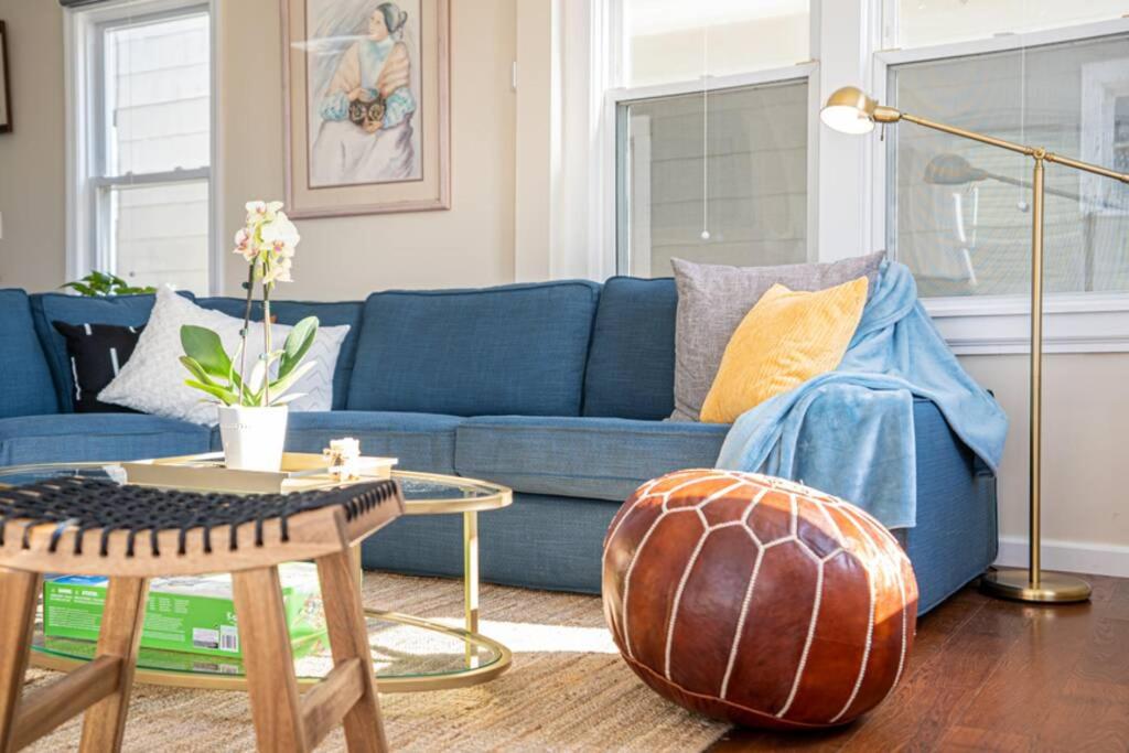 ein Wohnzimmer mit einem blauen Sofa und einem Tisch in der Unterkunft NEW 4BR in AC Quiet Island Central Location in Atlantic City