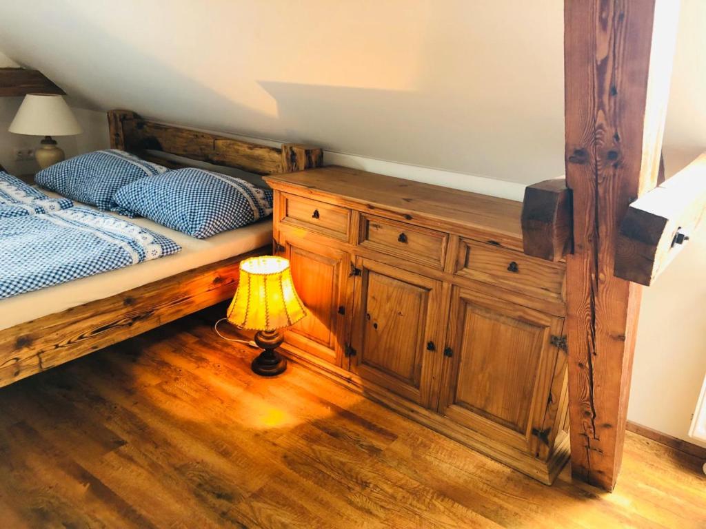 Postel nebo postele na pokoji v ubytování Penzion, Restaurace Jaro Věšín Brdy