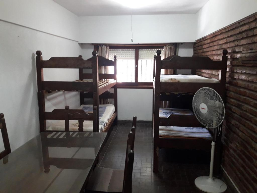 Habitación con 2 literas y ventilador. en Departamento para 6 personas San Bernardo en San Bernardo