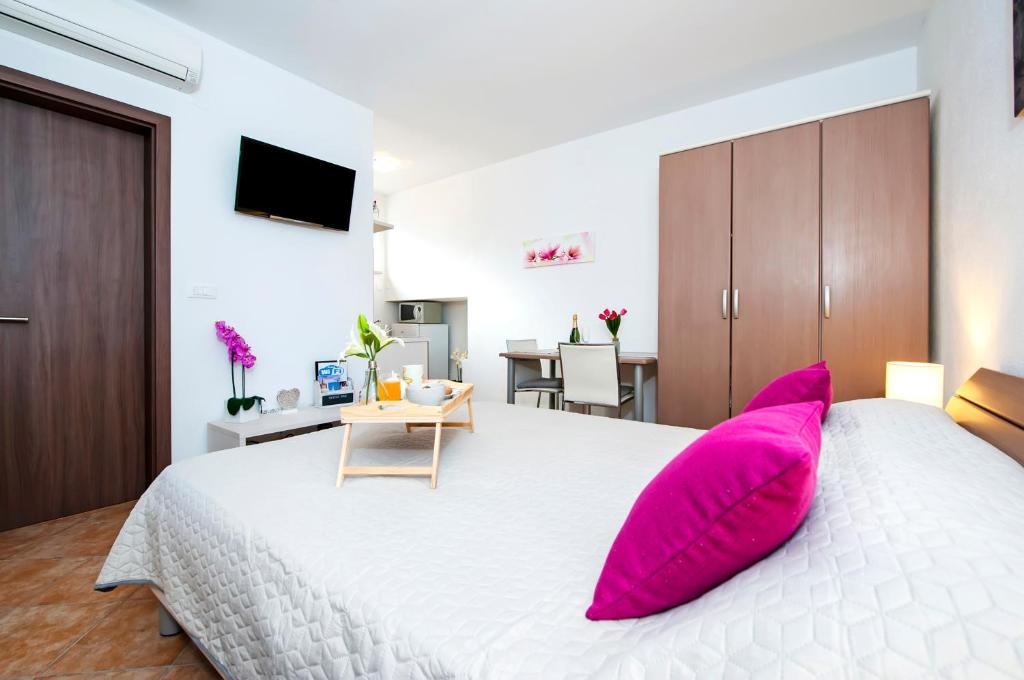 Postel nebo postele na pokoji v ubytování F&R Apartments