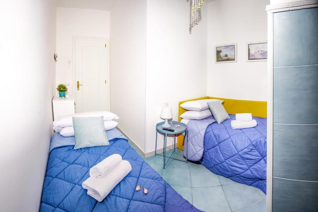 Postel nebo postele na pokoji v ubytování La Casetta Linda - New 2 Bedroom Apt in Sorrento with seaview Terrace