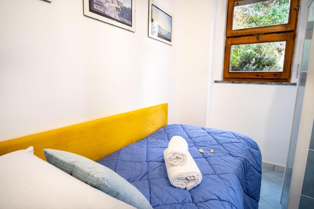 Postel nebo postele na pokoji v ubytování La Casetta Linda - New 2 Bedroom Apt in Sorrento with seaview Terrace