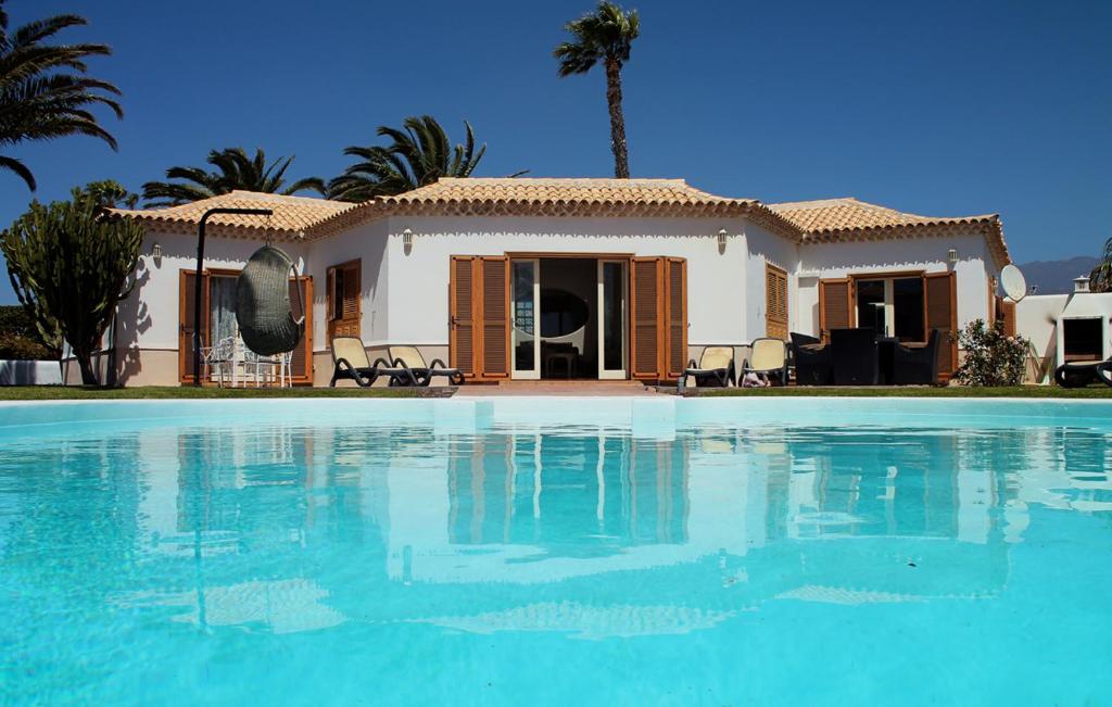 Villa con piscina frente a una casa en Vacation Station, Golf del Sur, en San Miguel de Abona