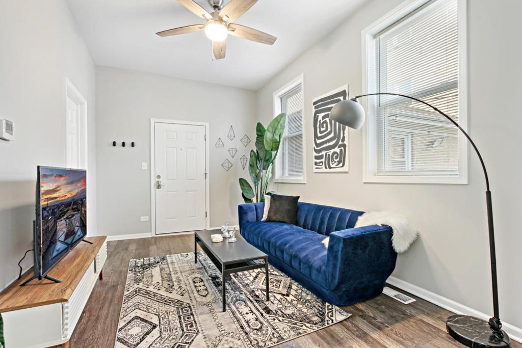 Uma área de estar em Insta-worthy 2BR Apt In Trendy Logan Square - Kimball Rear