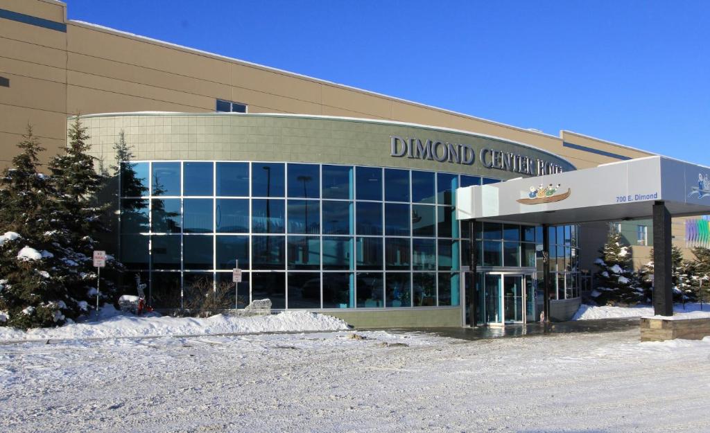 un edificio con un cartello sulla parte anteriore di Dimond Center Hotel ad Anchorage