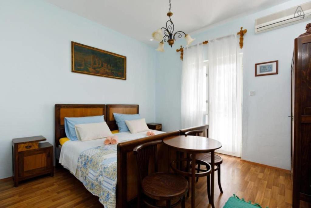 - une chambre avec un lit et une table dans l'établissement Hideaway Apartment, à Baška Voda