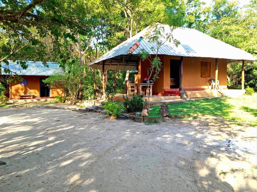 uma pequena casa com telhado de palha em Sahana Retreat em Buttala