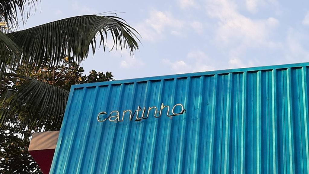 Un bâtiment bleu avec le mot tamino sur lui dans l'établissement Cantinho Maresias, à Maresias