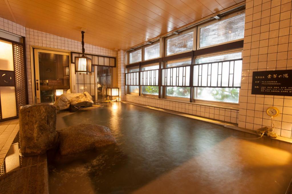 Un charco de agua en una habitación con ventanas. en Dormy Inn Gifu Ekimae, en Gifu