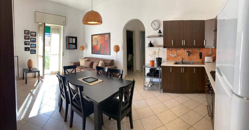 cocina y sala de estar con mesa y sillas en Corso Senatore Matarazzo 145 Apartment con terrazzo en Santa Maria di Castellabate
