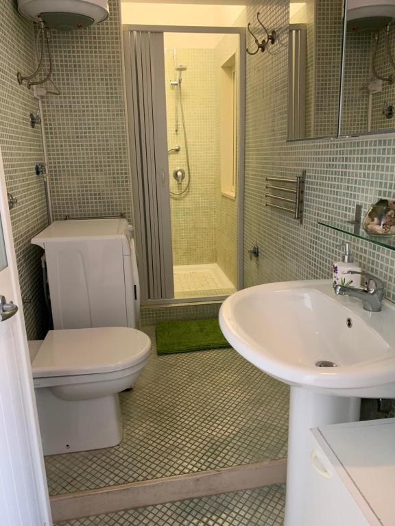 łazienka z toaletą, umywalką i prysznicem w obiekcie Corso Senatore Matarazzo 145 Apartment con terrazzo w mieście Santa Maria di Castellabate