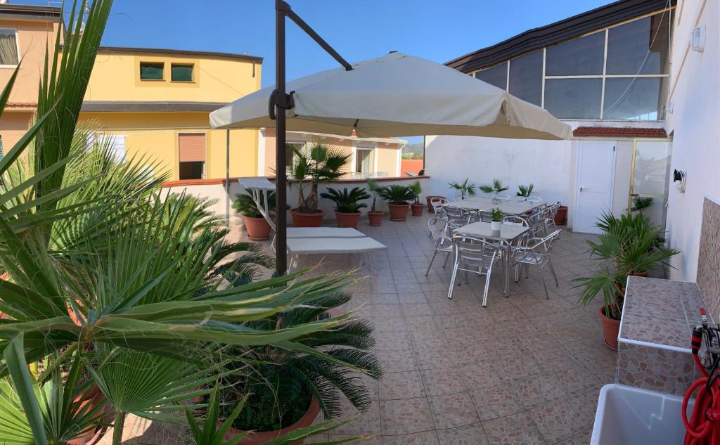 Restauracja lub miejsce do jedzenia w obiekcie Corso Senatore Matarazzo 145 Apartment con terrazzo