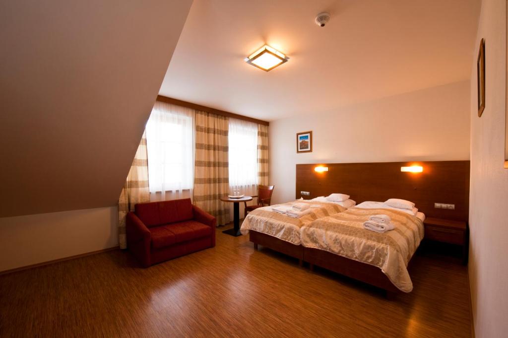 Postel nebo postele na pokoji v ubytování Garni hotel Celnice