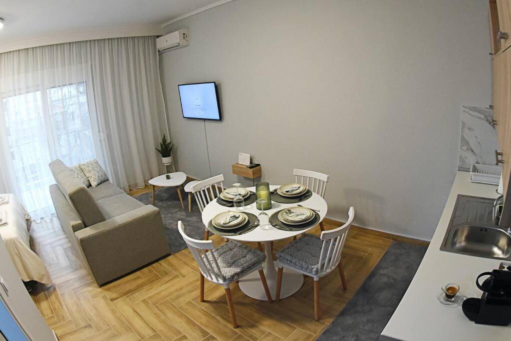 TV a/nebo společenská místnost v ubytování IRRESISTABLE STUDIO IN THE HEART OF XANTHI