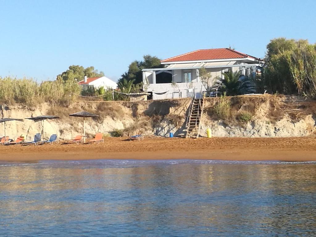 une maison sur la rive d'une plage dans l'établissement Alekos Beach Houses-Caretta, à Xi