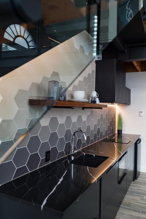 Kuchyň nebo kuchyňský kout v ubytování 48 King West Boutique Hotel