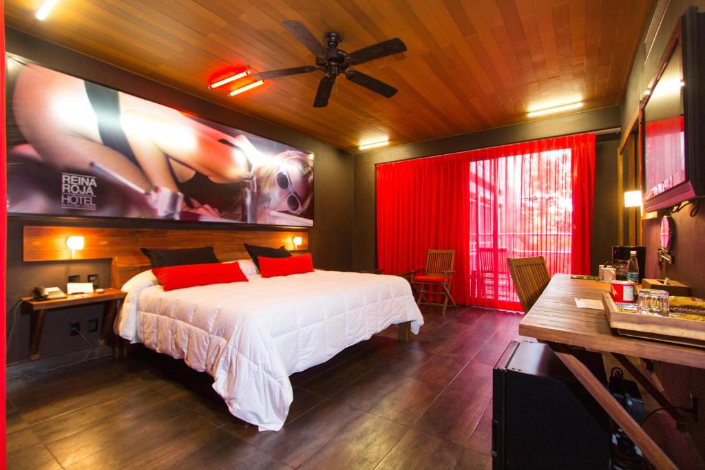 
A bed or beds in a room at La Reina Roja Hotel Boutique

