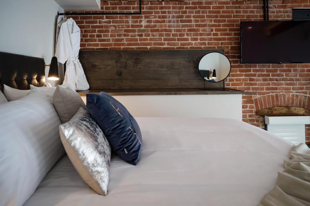 Postel nebo postele na pokoji v ubytování 48 King West Boutique Hotel