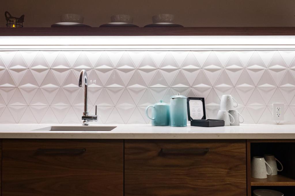 Kuchyň nebo kuchyňský kout v ubytování 48 King West Boutique Hotel