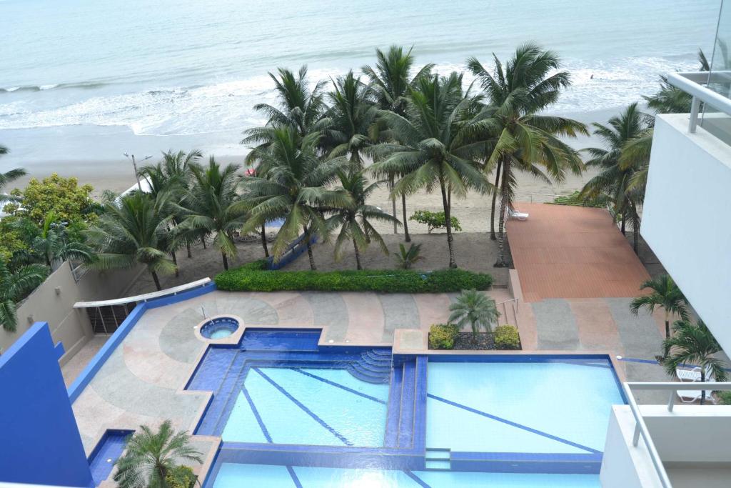 - une vue sur la plage depuis le balcon du complexe dans l'établissement Suite frente al mar Playa Azul, à Tonsupa