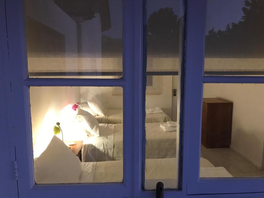 uma janela com vista para uma cama num quarto em Hostal Casa 95 em Vicuña